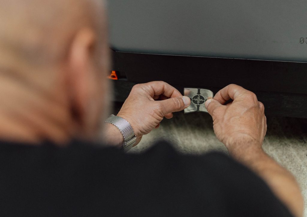 Aufnahme eines RFID-Tags, der an einen Behälter befestigt wird.